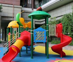 動物世界兒童滑梯