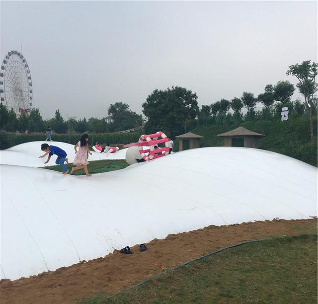 戶外網(wǎng)紅蹦蹦云充氣設(shè)備跳跳