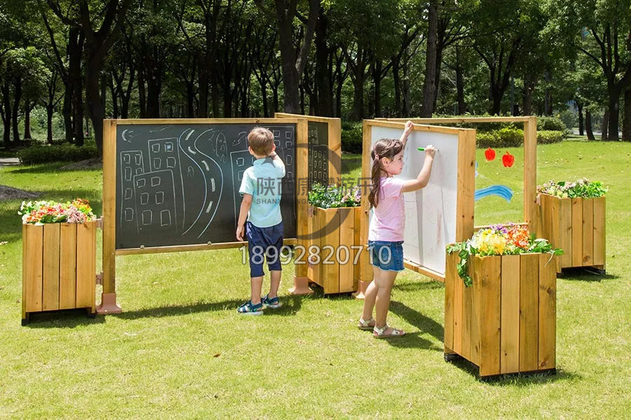 幼兒園戶外美工區(qū)