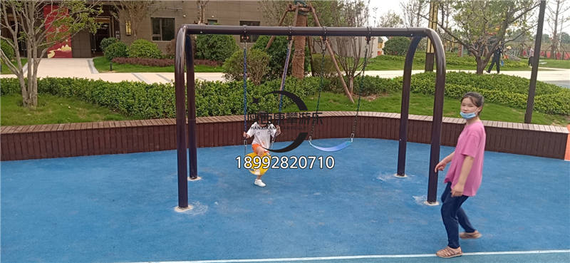 咸陽灃西昆明瀾庭項目兒童游樂設備案例-秋千 咸陽灃西昆明瀾庭項目兒童游樂設備案例-秋千