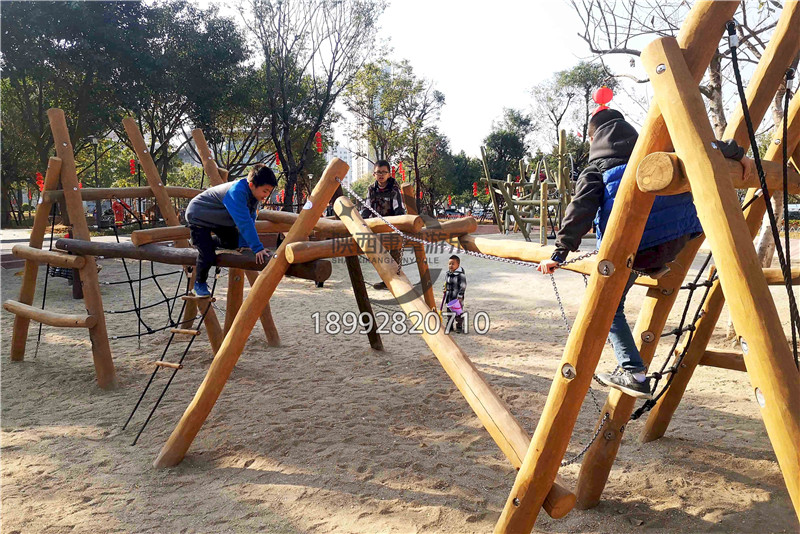 木質(zhì)兒童游樂(lè)設(shè)備