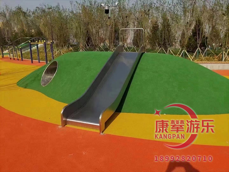 不銹鋼滑梯是一種比較新穎的游樂(lè)設(shè)備