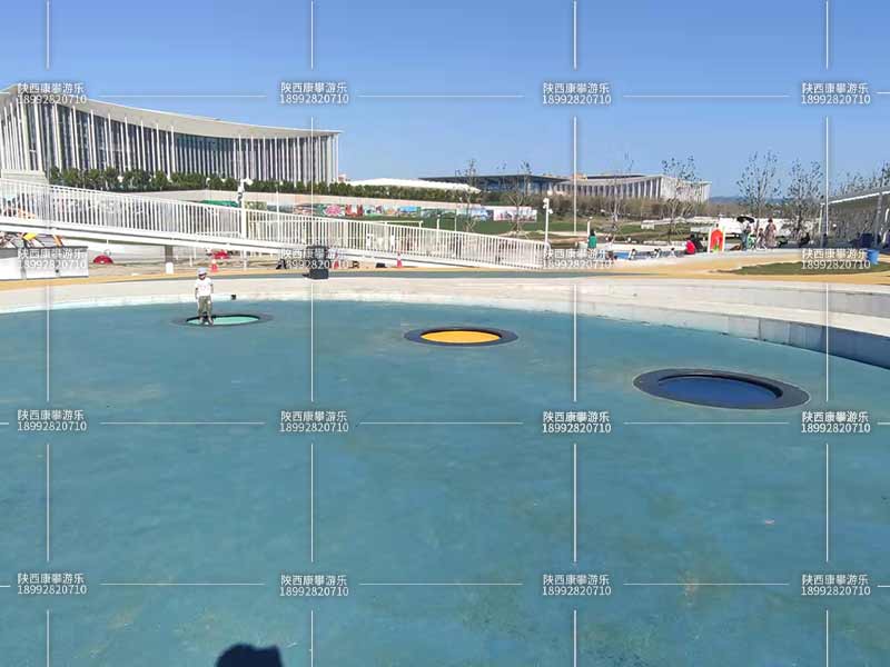 公園，廣場，埋地蹦床