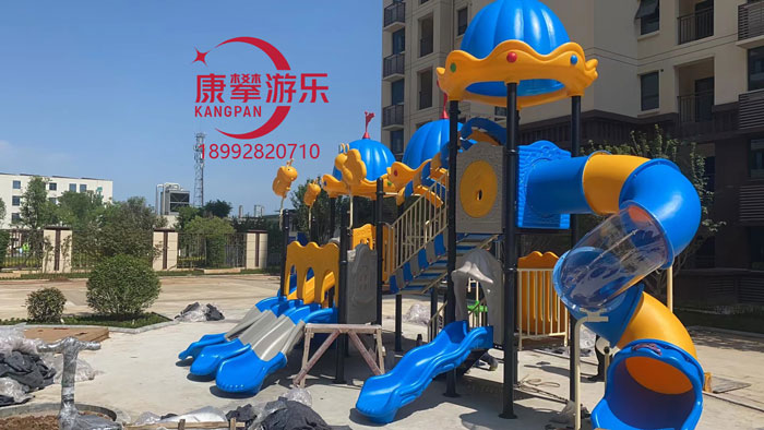 幼兒園室外滑梯