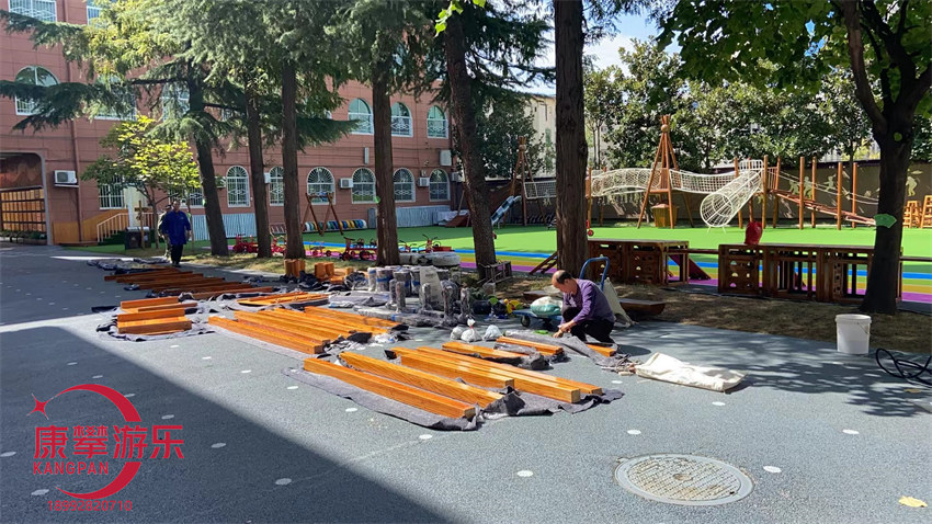 西安鄠邑區(qū)幼兒園木質游樂拓展現(xiàn)場 西安鄠邑區(qū)幼兒園木質游樂拓展現(xiàn)場